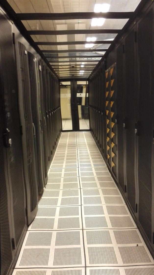Rack de serveurs GPU avec voyants allumés dans une salle sombre